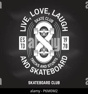 Skateboard club Zeichen an die Tafel. Vector Illustration. Extreme Sport. Für skate club Embleme, Schilder und t-shirt Design. Retro Typografie Design mit unendlich Zeichen und Text - Llive, Liebe, Lachen und Skateboard Stock Vektor