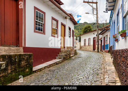 Alte Straße mit Kopfsteinpflaster mit Häusern im Kolonialstil, in der berühmten Stadt Ouro Preto in Minas Gerais Stockfoto