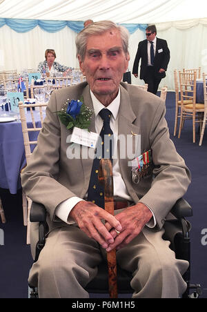 Einer der letzten überlebenden Veteranen der Battle of Britain, Wing Commander Paul Farnes, der seine Kriegsbrave als "ein weiterer Tag Arbeit & oacute" bezeichnet hat, als er sich anschickt, ein Glas Whisky zu seinem 100. Geburtstag zu heben. Stockfoto