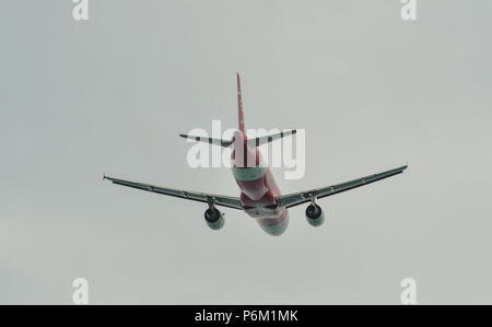 Phuket, Thailand - 23.April 2018. Ein Airbus A320 Flugzeug der AirAsia unter - weg vom Internationalen Flughafen Phuket (HKT). Stockfoto