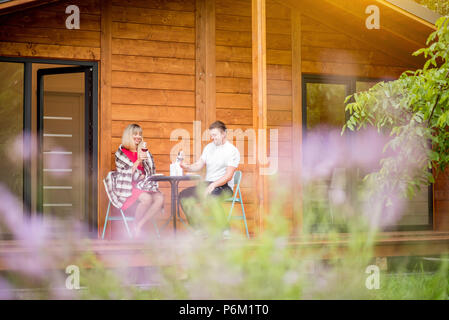 Junges Paar für ein romantisches Abendessen auf dem Hinterhof der Holz- Country House Stockfoto
