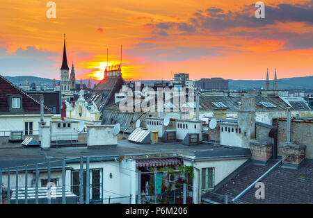 Dachterrasse mit Blick über Wien Zentrum Altstadt und Kathedralen im Sunset, Österreich Stockfoto