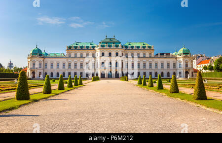 Herrliche Aussicht auf den berühmten Schloss Belvedere, von Johann Lucas von Hildebrandt als Sommerresidenz für Prinz Eugen von Savoyen, Wien, Österreich Stockfoto