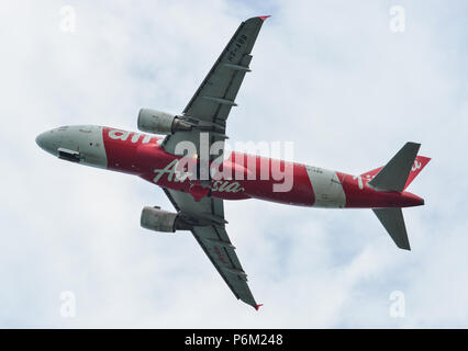 Phuket, Thailand - 23.April 2018. Ein Airbus A320 Flugzeug der AirAsia unter - weg vom Internationalen Flughafen Phuket (HKT). Stockfoto