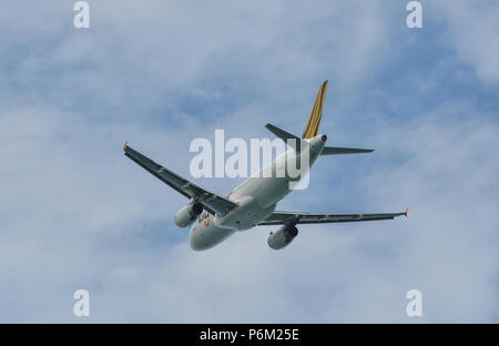 Phuket, Thailand - 23.April 2018. Ein Airbus A320 Flugzeug der Scoot nehmen - weg vom Internationalen Flughafen Phuket (HKT). Stockfoto