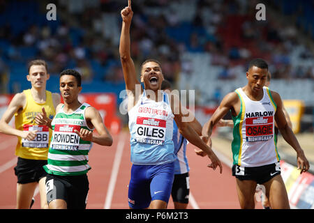 Großbritanniens Elliot Giles feiert den Gewinn der Männer 800 Meter Finale bei Tag zwei Der Muller britischen Leichtathletik Meisterschaften an Alexander Stadium, Birmingham. Stockfoto