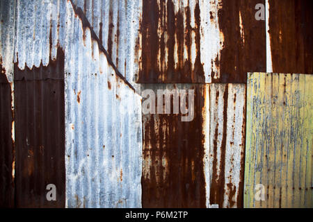 Blätter der alten und bunten Wellplatten aus Metall Stockfoto