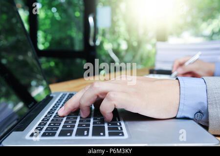 Administrator Business Mann finanzielle Inspektor und Sekretär, Bericht, Berechnung oder Überprüfung Gleichgewicht. Stockfoto