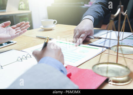 Administrator Business Mann finanzielle Inspektor und Sekretär, Bericht, Berechnung oder Überprüfung Gleichgewicht. Stockfoto