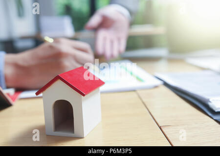 Administrator Business Mann finanzielle Inspektor und Sekretär, Bericht, Berechnung oder Überprüfung Gleichgewicht. Stockfoto