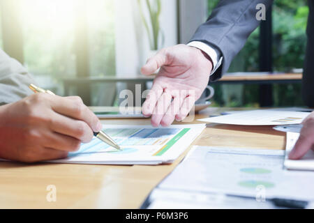 Administrator Business Mann finanzielle Inspektor und Sekretär, Bericht, Berechnung oder Überprüfung Gleichgewicht. Stockfoto
