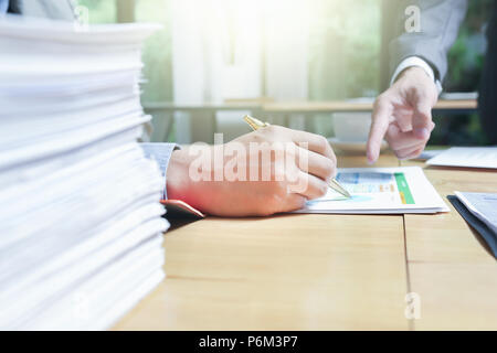 Administrator Business Mann finanzielle Inspektor und Sekretär, Bericht, Berechnung oder Überprüfung Gleichgewicht. Stockfoto