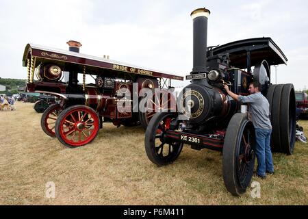 Dorset, Großbritannien. 1 Jul, 2018. Chickerell Dampf- und Jahrgang angezeigt, Dorset. Aussteller Polituren seine Burrell Straße Lokomotive, Aussteller zeigen ihre dampfmaschinen an der jährlichen Veranstaltung. Credit: Finnbarr Webster/Alamy leben Nachrichten Stockfoto