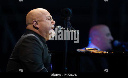 Hamburg, Deutschland. 30. Juni, 2018. Amerikanische Musiker William Billy Martin Joel führt bei seinem einzigen Konzert in Deutschland. Credit: Daniel Reinhardt/dpa/Alamy leben Nachrichten Stockfoto