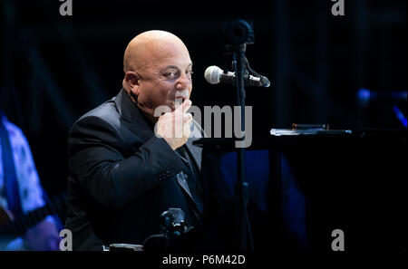 Hamburg, Deutschland. 30. Juni, 2018. Amerikanische Musiker William Billy Martin Joel führt bei seinem einzigen Konzert in Deutschland. Credit: Daniel Reinhardt/dpa/Alamy leben Nachrichten Stockfoto