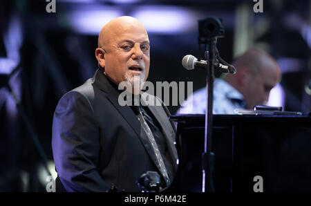 Hamburg, Deutschland. 30. Juni, 2018. Amerikanische Musiker William Billy Martin Joel führt bei seinem einzigen Konzert in Deutschland. Credit: Daniel Reinhardt/dpa/Alamy leben Nachrichten Stockfoto