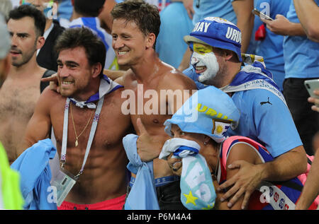 Sochi, Russland. 30. Juni, 2018. Fußball, Fußball-WM, runde 16, Uruguay vs Portugal auf der Sochi-Stadium. Uruguay Unterstützer. Credit: Christian Charisius/dpa/Alamy leben Nachrichten Stockfoto