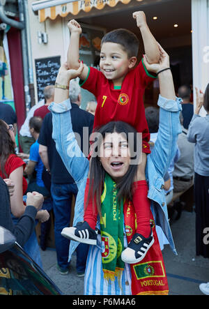 Hamburg, Deutschland. 30. Juni, 2018. Fußball, Fußball-WM, runde 16, Uruguay vs Portugal auf der Sochi-Stadium. Portugal unterstützer Alessandra Belotti und Alessandro T. Credit: Georg Wendt/dpa/Alamy leben Nachrichten Stockfoto