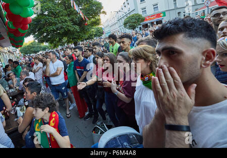 Hamburg, Deutschland. 30. Juni, 2018. Fußball, Fußball-WM, runde 16, Uruguay vs Portugal auf der Sochi-Stadium. Portugal Unterstützer reagieren. Quelle: Georg Wendt/dpa/Alamy leben Nachrichten Stockfoto