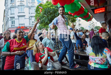 Hamburg, Deutschland. 30. Juni, 2018. Fußball, Fußball-WM, runde 16, Uruguay vs Portugal auf der Sochi-Stadium. Portugal Unterstützer. Quelle: Georg Wendt/dpa/Alamy leben Nachrichten Stockfoto