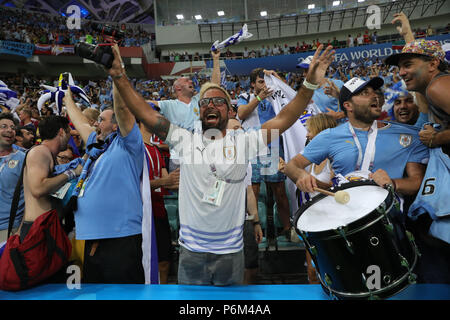 Sochi, Russland. 30. Juni, 2018. Fußball, Fußball-WM, runde 16, Uruguay vs Portugal auf der Sochi-Stadium. Uruguay Unterstützer. Credit: Christian Charisius/dpa/Alamy leben Nachrichten Stockfoto