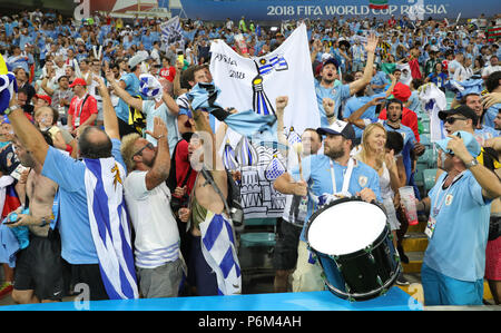 Sochi, Russland. 30. Juni, 2018. Fußball, Fußball-WM, runde 16, Uruguay vs Portugal auf der Sochi-Stadium. Uruguay Unterstützer. Credit: Christian Charisius/dpa/Alamy leben Nachrichten Stockfoto