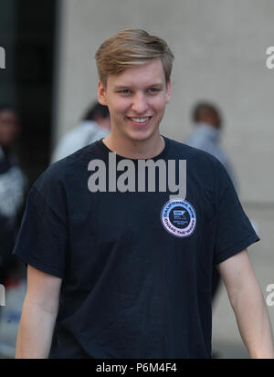 London, UK, 1. Juli 2018. George Ezra Singer-Songwriter gesehen, wie er das BBC Studios Broadcasting House verließ Stockfoto