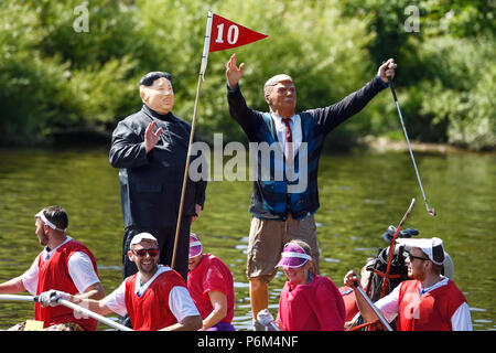 Chester, UK. 1. Juli 2018. Donald Trump und Kim Jong-un-LOOKALIKES an den jährlichen Nächstenliebe floss Rennen auf dem Fluss Dee von Rotary Club organisiert. Credit: Andrew Paterson/Alamy leben Nachrichten Stockfoto