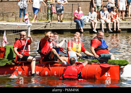 Chester, UK. 1. Juli 2018. Wettbewerber nehmen an den jährlichen Nächstenliebe floss Rennen auf dem Fluss Dee von Rotary Club organisiert. Credit: Andrew Paterson/Alamy leben Nachrichten Stockfoto