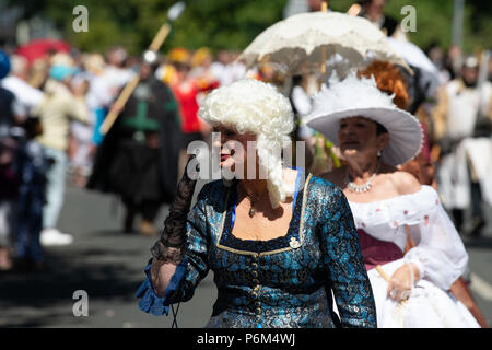 Hannover, Deutschland. 01. Juli, 2018. Frauen in Kostümen nehmen an der Parade des Scharfschützen, Festival, das vom 29. Juni 2001 läuft bis zum 08. Juli. Mit rund 10 000 Teilnehmern, die Parade ist die grösste ihrer Art weltweit. Credit: Swen Pförtner/dpa/Alamy leben Nachrichten Stockfoto