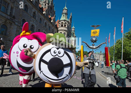 Hannover, Deutschland. 01. Juli, 2018. Sportschützen Maskottchen beteiligen sich an der Parade des Scharfschützen, Festival, das vom 29. Juni 2001 läuft bis zum 08. Juli. Mit rund 10 000 Teilnehmern, die Parade ist die grösste ihrer Art weltweit. Credit: Swen Pförtner/dpa/Alamy leben Nachrichten Stockfoto