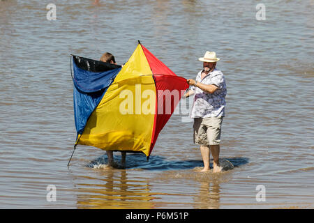 Blackpool, Lancashire, 1 Jul, 2018. UK Wetter: Sonnig sweltering Tag an der Küste, als Sonnenanbeter Bann auf den Strand genießen, bevor Sie durch die Flut gejagt werden. Credit: MediaWorldImages/AlamyLiveNews Stockfoto