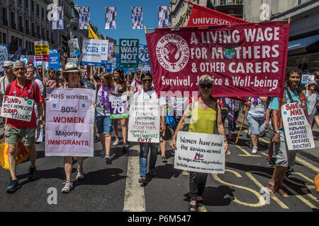 London, Großbritannien. 30 Jun, 2018. Global Frauen Streik Banner auf der Regent Street. Mit dem NHS 70 Jahre alt in diesem Jahr Tausende marschierten durch die Innenstadt von London in einer nationalen Rallye Support für die Dienstleistung zu zeigen und mehr Geld von der Regierung zu fordern. David Rowe/Alamy leben Nachrichten Stockfoto