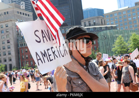 Boston, Massachusetts, USA. 30. Juni, 2018. Einwanderung BOSTON Bürger Kundgebung und Marsch gegen Trennung von Migrantinnen und Migranten und deren Kinder, die von der Regierung und für die Schließung der ICE, der Immigration and Customs Enforcement Agency und gegen die Politik des Präsidenten Trumpf. Etwa 15.000 Teilnehmer sammelten auf City Hall Plaza und marschierten von Boston Common, wo mehr Reden geliefert wurden. Namhafte Referenten waren Sen Elizabeth Warren, Senator Edward Markey, und Kongressabgeordnete Joe Kennedy III auf dem Weg einer kleinen Gruppe von 4 oder 5 maskierten Personen, Consid Stockfoto