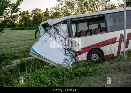 Rueting, Deutschland. 30. Juni, 2018. Ein Bus kollidierte mit einem Krankenwagen auf der Landstraße 58 zwischen Lensahn und Cismar. 46 Menschen, von denen die meisten Kinder waren, wurden bei dem Unglueck verletzt. Entsprechend den regionalen Behörden, zwei Personen erlitten schwere Verletzungen. Credit: Arne Jappe/dpa/Alamy leben Nachrichten Stockfoto