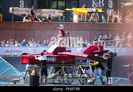 Bremen, Deutschland. 01. Juli, 2018. Ein Bewunderer Pilot sitzt auf seinem DIY-Ebene am Europa-Harbor auf einem 6 m starten Launch Pad. Credit: mohssen Assanimoghaddam/dpa/Alamy leben Nachrichten Stockfoto