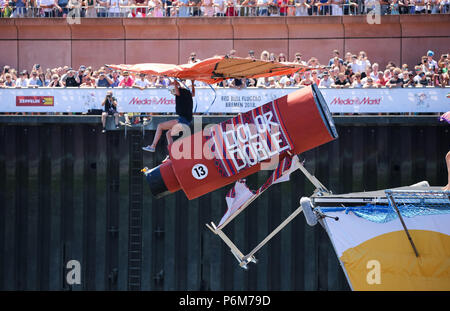 Bremen, Deutschland. 01. Juli, 2018. Ein Bewunderer Pilot auf einem DIY-Ebene am Europa-Harbor fällt ins Wasser von einem 6 m-Sprungbrett. Credit: mohssen Assanimoghaddam/dpa/Alamy leben Nachrichten Stockfoto