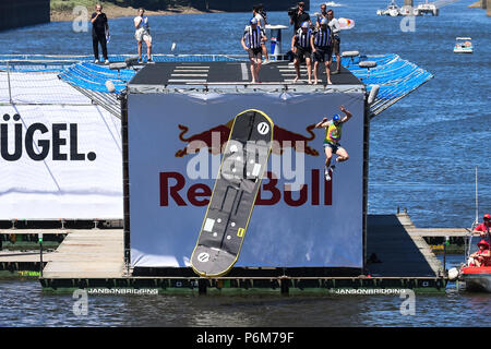 Bremen, Deutschland. 01. Juli, 2018. Ein Bewunderer Pilot auf einem DIY-Ebene fällt ins Wasser von einem 6 m Launch Pad an der Europa-Harbor. Credit: mohssen Assanimoghaddam/dpa/Alamy leben Nachrichten Stockfoto