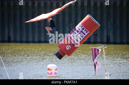 Bremen, Deutschland. 01. Juli, 2018. Ein Bewunderer Pilot auf einem DIY-Ebene fällt ins Wasser von einem 6 m Launch Pad an der Europa-Harbor. Credit: mohssen Assanimoghaddam/dpa/Alamy leben Nachrichten Stockfoto