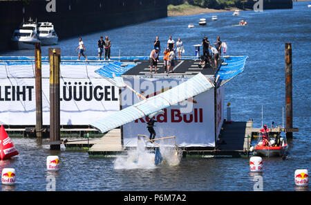 Bremen, Deutschland. 01. Juli, 2018. Ein Bewunderer Pilot auf einem DIY-Ebene fällt ins Wasser von einem 6 m Launch Pad an der Europa-Harbor. Credit: mohssen Assanimoghaddam/dpa/Alamy leben Nachrichten Stockfoto