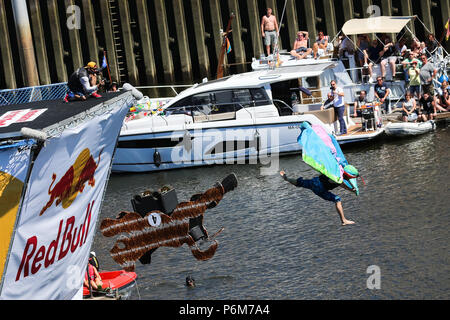 Bremen, Deutschland. 01. Juli, 2018. Ein Bewunderer Pilot auf einem DIY-Ebene fällt ins Wasser von einem 6 m Launch Pad an der Europa-Harbor. Credit: mohssen Assanimoghaddam/dpa/Alamy leben Nachrichten Stockfoto