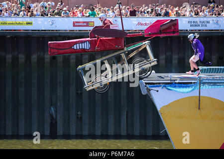 Bremen, Deutschland. 01. Juli, 2018. Ein Bewunderer Pilot auf einem DIY-Ebene am Europa-Harbor fällt ins Wasser von einem 6 m-Sprungbrett. Credit: mohssen Assanimoghaddam/dpa/Alamy leben Nachrichten Stockfoto