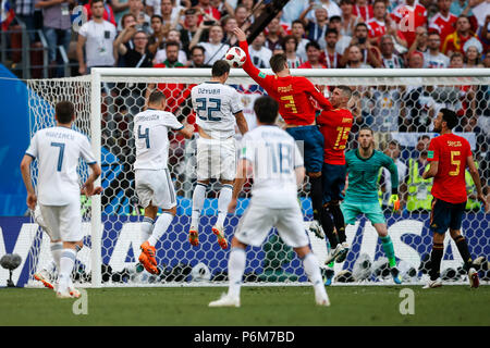 Moskau, Russland. 1. Juli 2018. Moskau, Russland. 1 Jul, 2018. Gerard Pique Spanien übernimmt den Ball für Russlands Strafe während der 2018 FIFA World Cup Runde 16 Match zwischen Spanien und Russland an Luzhniki Stadion am 1. Juli 2018 in Moskau, Russland. Credit: PHC Images/Alamy Live News Credit: PHC Images/Alamy leben Nachrichten Stockfoto