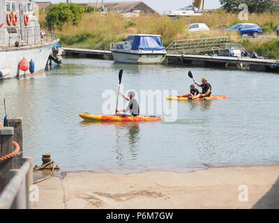 Queenborough, Kent, UK. 1. Juli 2018. UK Wetter: sonnig und warm am Nachmittag in Queenborough, Kent. Zwei kayers paddeln durch Queenborough Creek. Credit: James Bell/Alamy leben Nachrichten Stockfoto