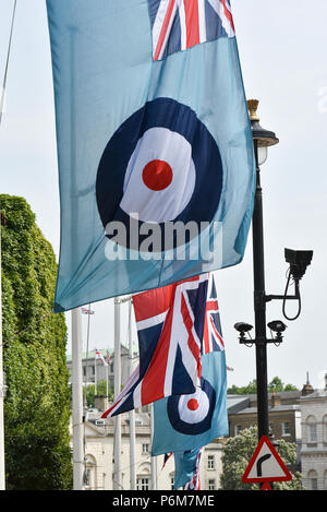 London, Großbritannien. 1. Juli 2018. Die Vorbereitungen für die bevorstehende 100-Jahr-Feier der RAF, mit verschiedenen Flugzeugen auf Horse Guards Parade installiert und Fahnen auf der Mall. Quelle: Matthew Chattle/Alamy leben Nachrichten Stockfoto