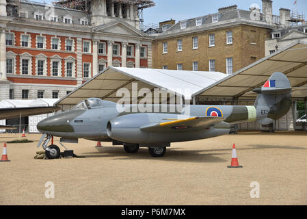 London, Großbritannien. 1. Juli 2018. Die Vorbereitungen für die bevorstehende 100-Jahr-Feier der RAF, mit verschiedenen Flugzeugen auf Horse Guards Parade installiert und Fahnen auf der Mall. Quelle: Matthew Chattle/Alamy leben Nachrichten Stockfoto