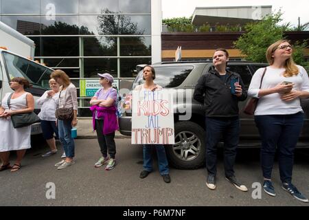 Portland, Oregon, USA. 30. Juni, 2018. Menschen versammeln sich in der Innenstadt von Portland gegen die Politik der Trumpf Verwaltung' 'Null Toleranz'' der Trennung der Kinder von den Eltern, die um Asyl in den Vereinigten Staaten zu demonstrieren. Portland ist eine von Hunderten von Städten acoss der US-Holding Schwester Kundgebungen auf dem Mutterschiff "Familien gehören Zusammen' Treffen in Washington, DC Quelle: Brian Cahn/ZUMA Draht/Alamy leben Nachrichten Stockfoto