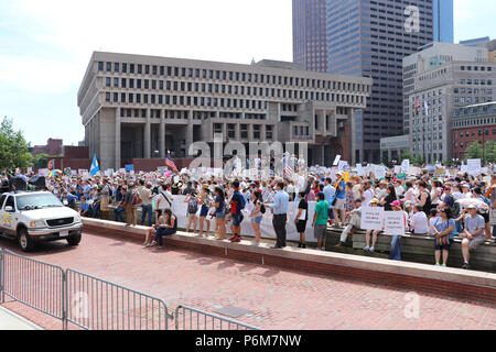Boston, Massachusetts, USA. 30. Juni, 2018. Einwanderung BOSTON Bürger Kundgebung und Marsch gegen Trennung von Migrantinnen und Migranten und deren Kinder, die von der Regierung und für die Schließung der ICE, der Immigration and Customs Enforcement Agency und gegen die Politik des Präsidenten Trumpf. Etwa 15.000 Teilnehmer sammelten auf City Hall Plaza und marschierten von Boston Common, wo mehr Reden geliefert wurden. Namhafte Referenten waren Sen Elizabeth Warren, Senator Edward Markey, und Kongressabgeordnete Joe Kennedy III auf dem Weg einer kleinen Gruppe von 4 oder 5 maskierten Personen, Consid Stockfoto