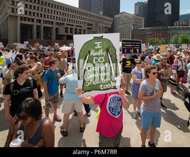 Boston, Massachusetts, USA. 30. Juni, 2018. Us-Demonstrator mit einem Schild, mokiert sich über die Jacke, die First Lady, Melania Trump trug vor dem Besuch ein Texas Inhaftierung Tierheim. Tausende Menschen versammelten sich in City Hall Plaza in Boston, MA während der Kundgebung gegen eine Trennung der Familie durch die gegenwärtige Regierung der Vereinigten Staaten. Demonstrationen gegen die Politik der US-Präsident Donald Trump, der Inhaftierung von Einwanderern und eingewanderten Familien getrennt durch die US-amerikanischen Zoll- und Grenzbeamten (I.C.E.) fand in mehr als 750 Städte in den USA am 30. Juni. Credit: Chuck Nacke/Alamy leben Nachrichten Stockfoto