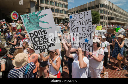 Boston, Massachusetts, USA. 30. Juni, 2018. Us-Demonstranten mit einem Zeichen in City Hall Plaza in Boston, MA während der Kundgebung gegen eine Trennung der Familie durch die gegenwärtige Regierung der Vereinigten Staaten. Demonstrationen gegen die Politik der US-Präsident Donald Trump, der Inhaftierung von zentralen amerikanischen und mexikanischen Zuwanderer und zugewanderten Familien getrennt durch die US-amerikanischen Zoll- und Grenzbeamten (I.C.E.) fand in den Vereinigten Staaten. Credit: Chuck Nacke/Alamy leben Nachrichten Stockfoto